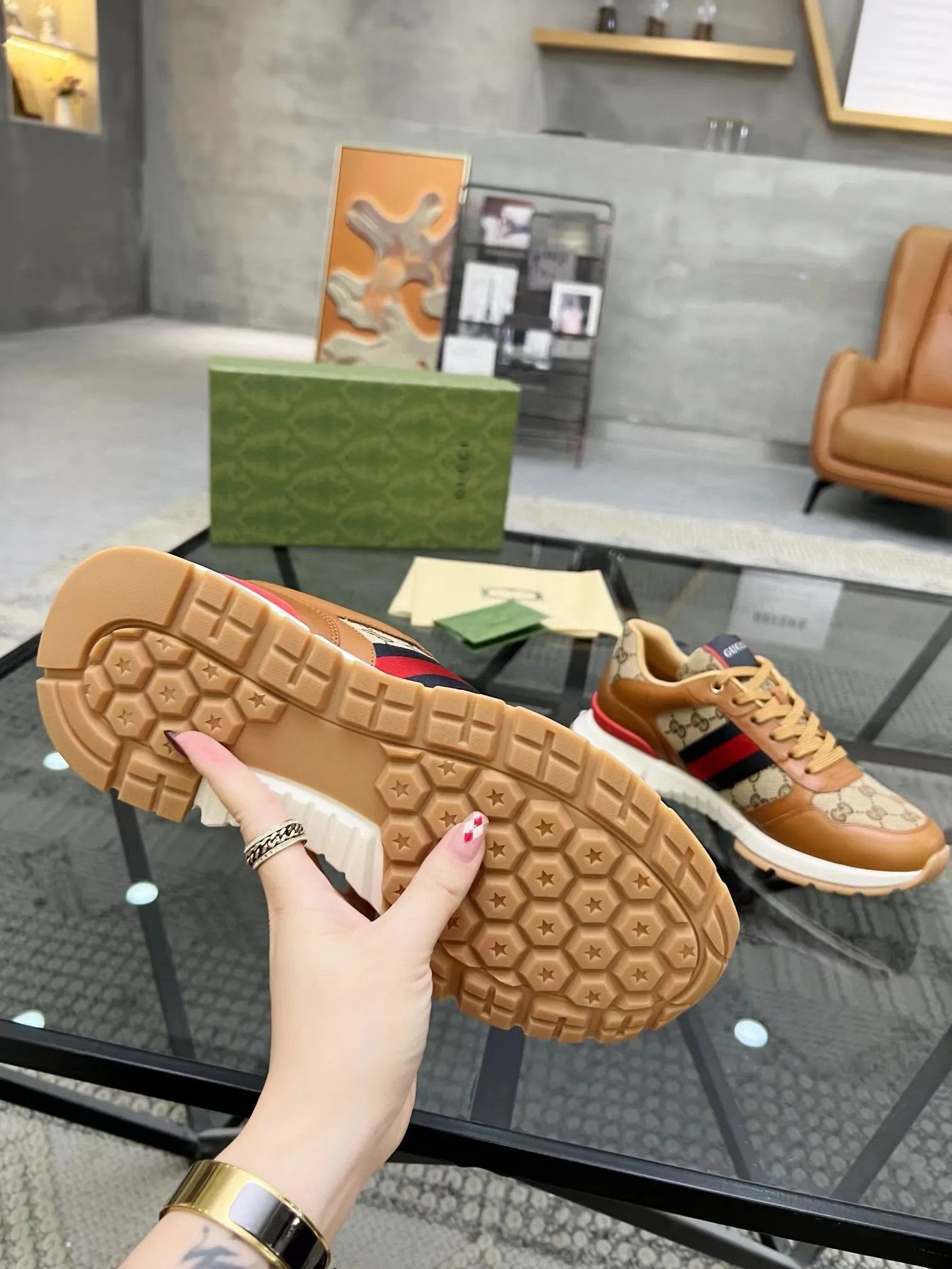 Factory price: 458💰New men's shoes GUCCI [Lightning] latest shoes shipped. Original quality, fashionable, made of special materials, sheepskin lining, brand new packaging. The foot feels super comfortable and the workmanship is impeccable. Size: 38-44, customized 45